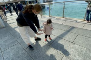良い夢すぎて寝ながら笑う赤ちゃん 赤ちゃんが見るいい夢とは 地球をかじる