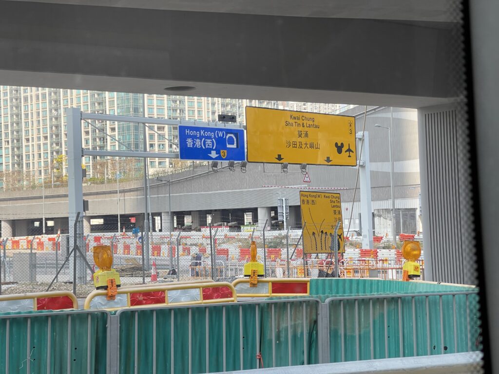 香港看板で見るディズニーアイコンの存在感 地球をかじる